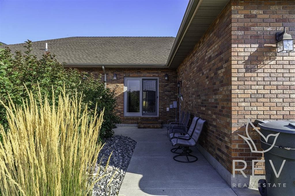 2332 Pioneer Ave — photo 4 of 25