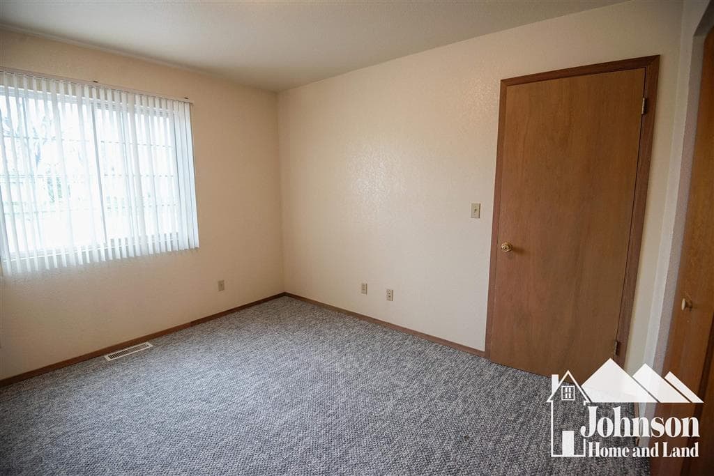 100 Sunset Drive — photo 13 of 16