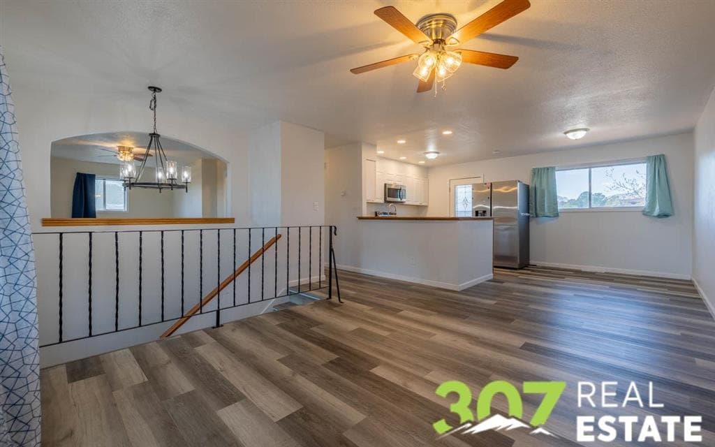 1607 Park Ln — photo 2 of 25