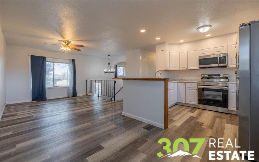 1607 Park Ln — photo 3 of 25