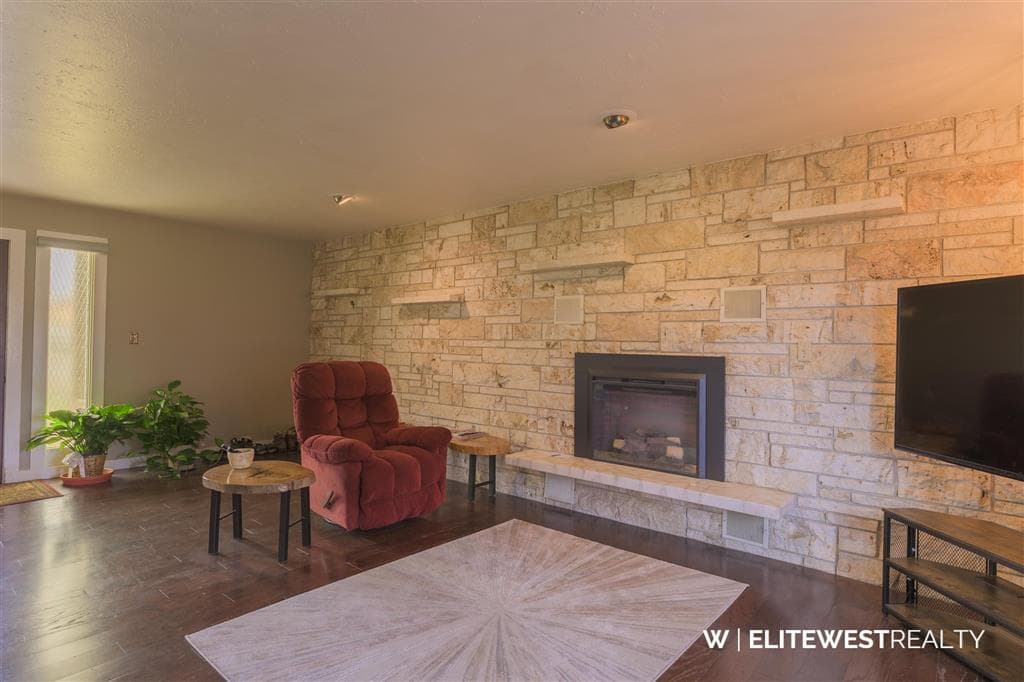 30 N Division St — photo 8 of 25