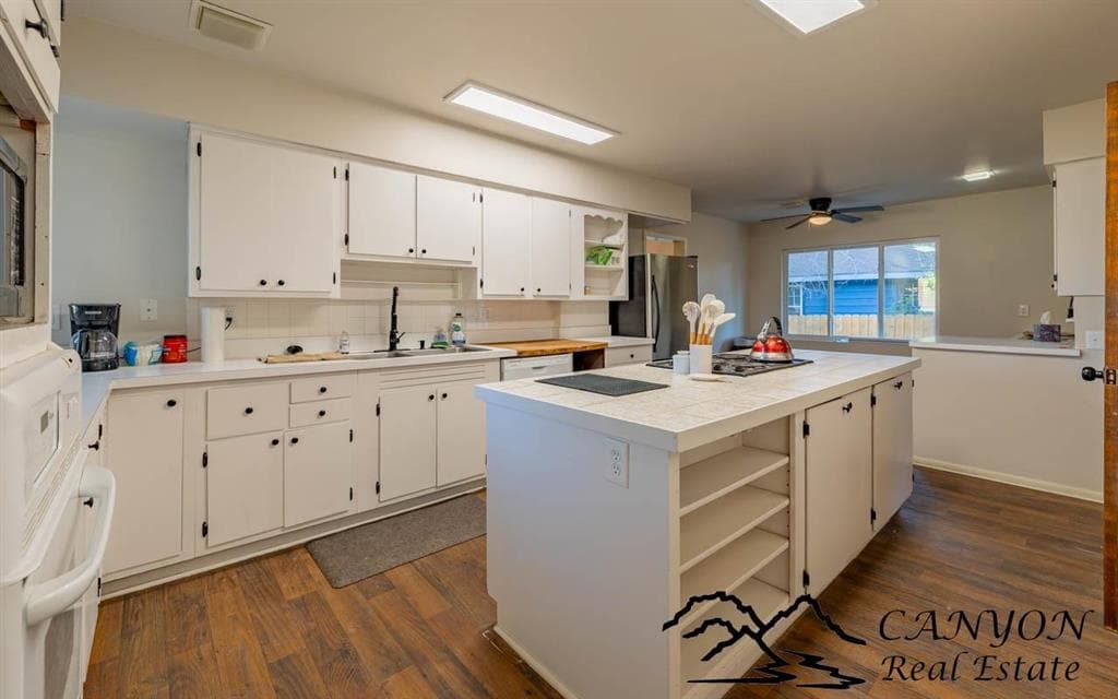 826 Cody Ave — photo 16 of 25