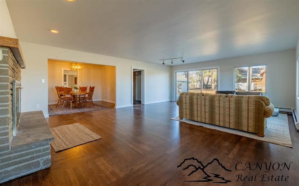 826 Cody Ave — photo 5 of 25