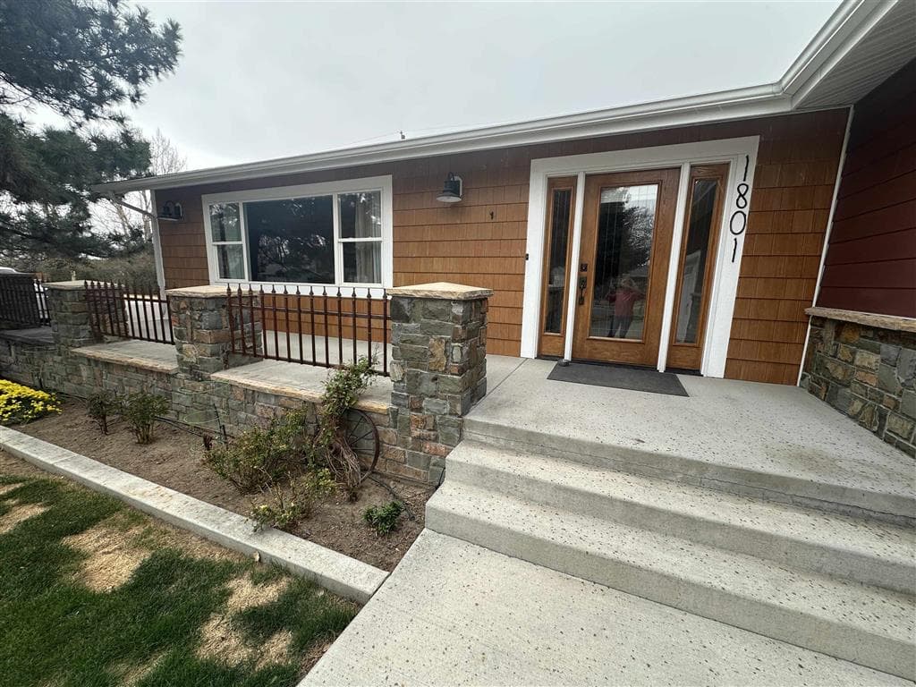 1801 Coburn Ave — photo 2 of 25