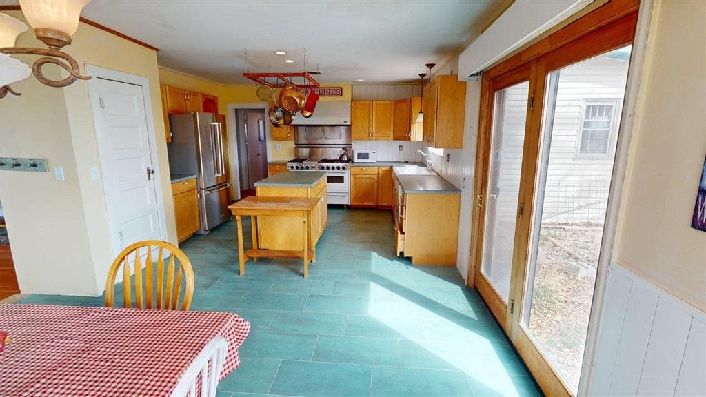 646 Lane 7 — photo 12 of 25