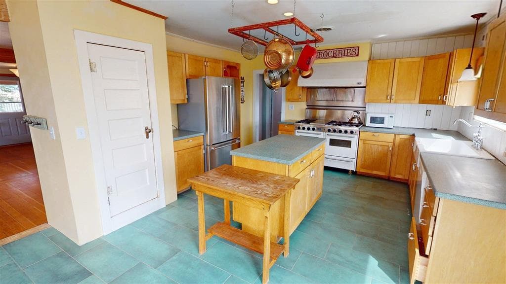 646 Lane 7 — photo 14 of 25