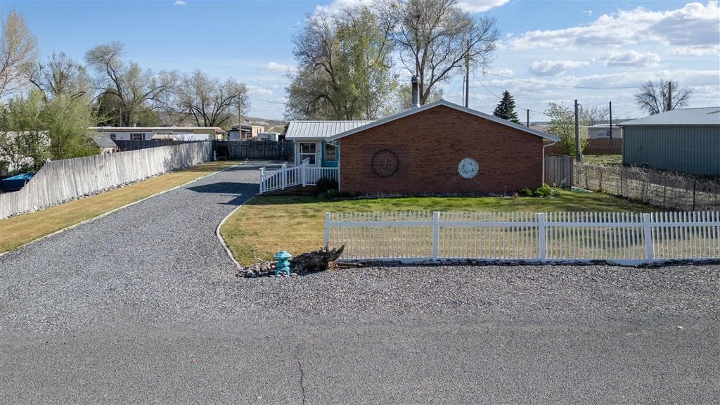 130 E Shoshone Ave photo 1