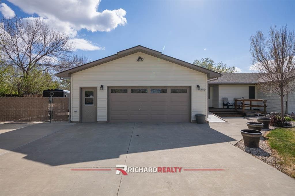 2202 Southfork St — photo 3 of 25