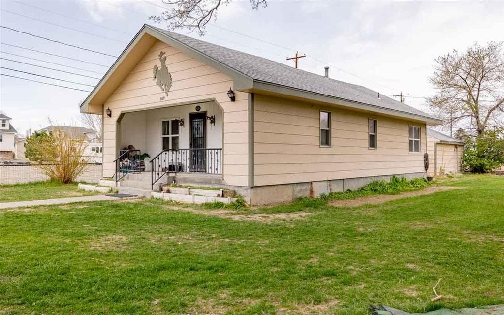 849 3rd St E photo 1