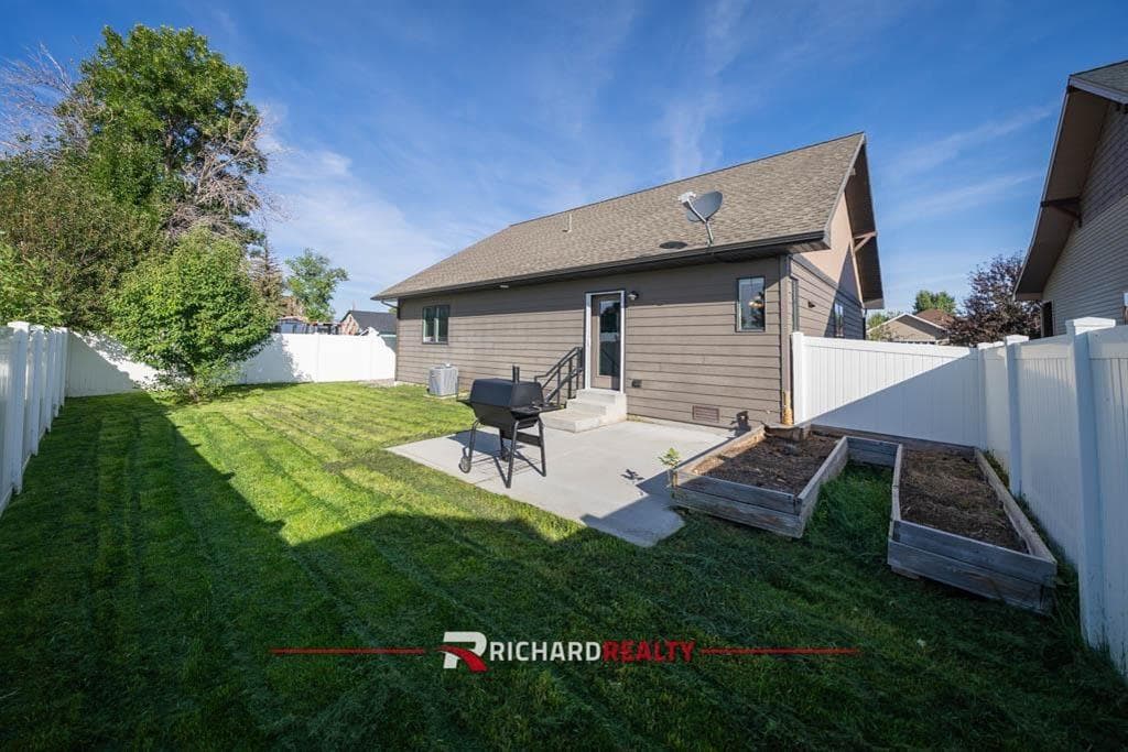 2924 Fuelie Ave — photo 2 of 25