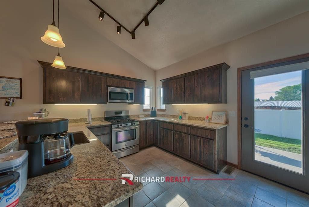 2924 Fuelie Ave — photo 11 of 25
