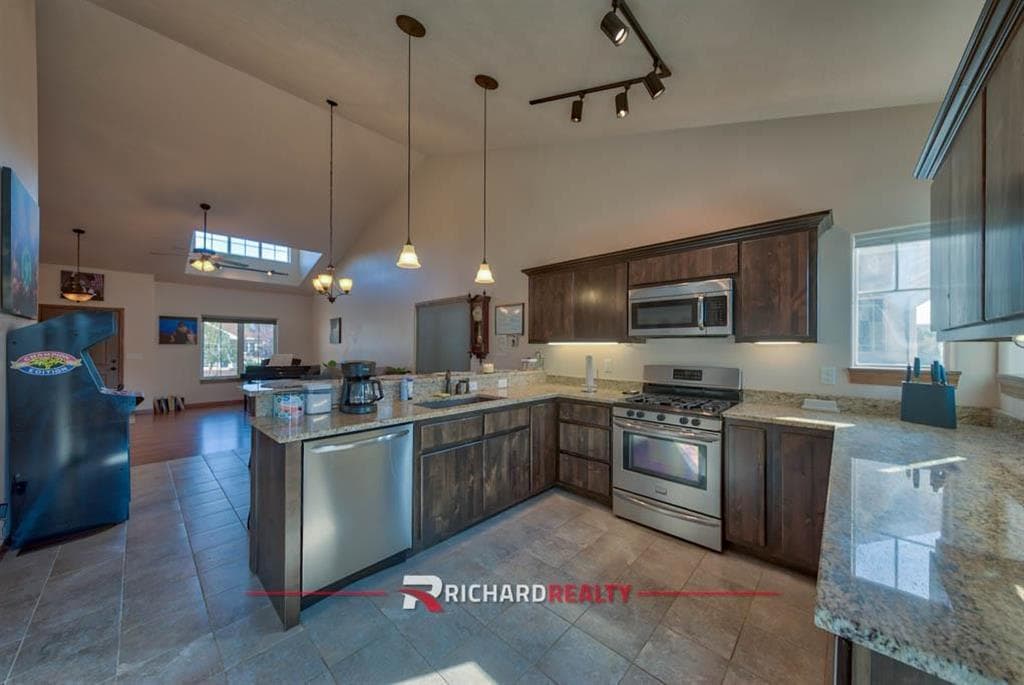2924 Fuelie Ave — photo 12 of 25