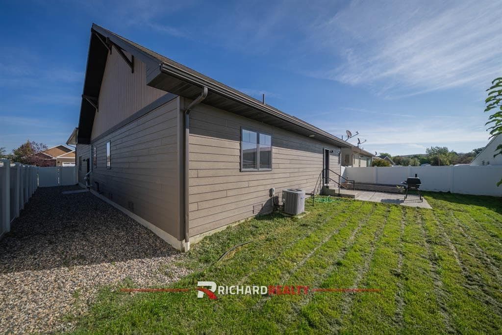 2924 Fuelie Ave — photo 3 of 25