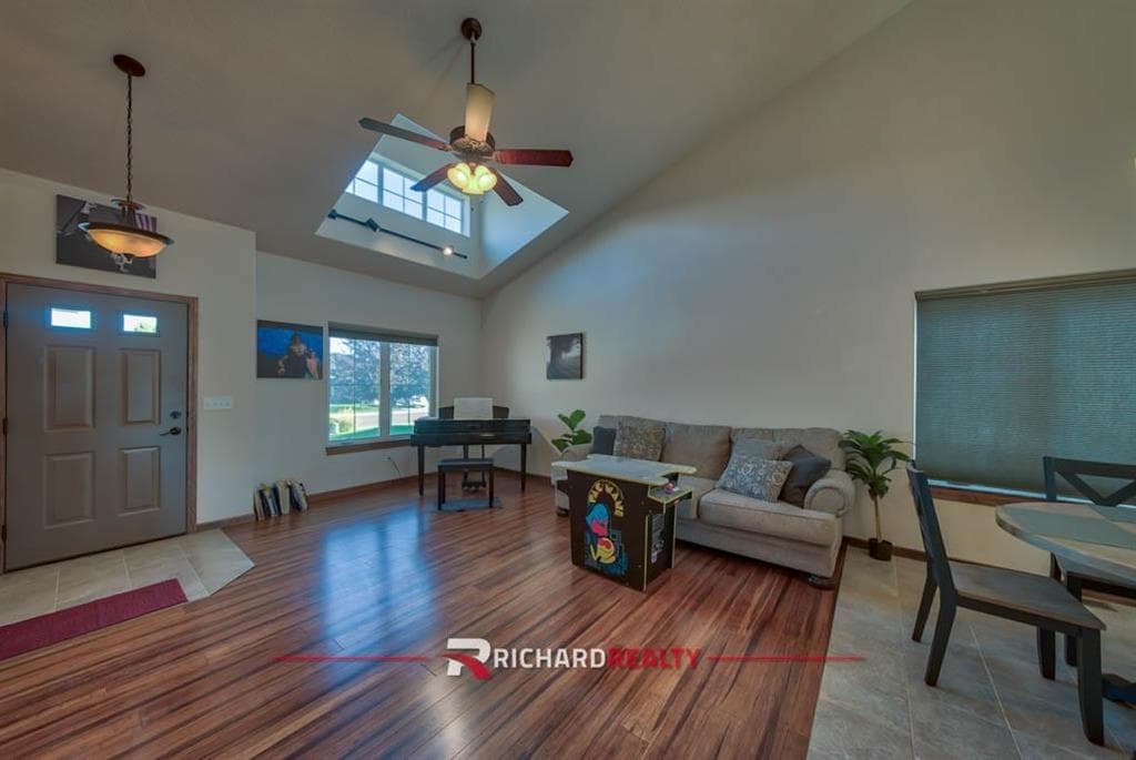 2924 Fuelie Ave — photo 10 of 25