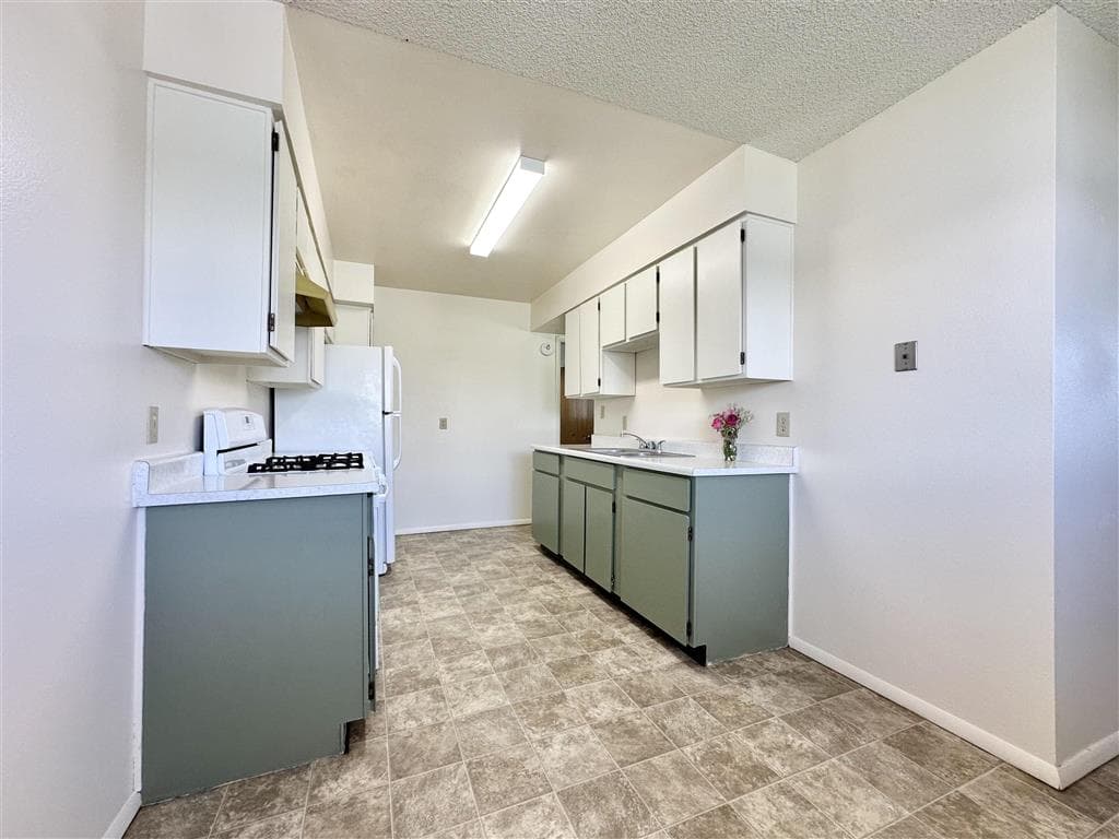 716 E 5th St — photo 8 of 22