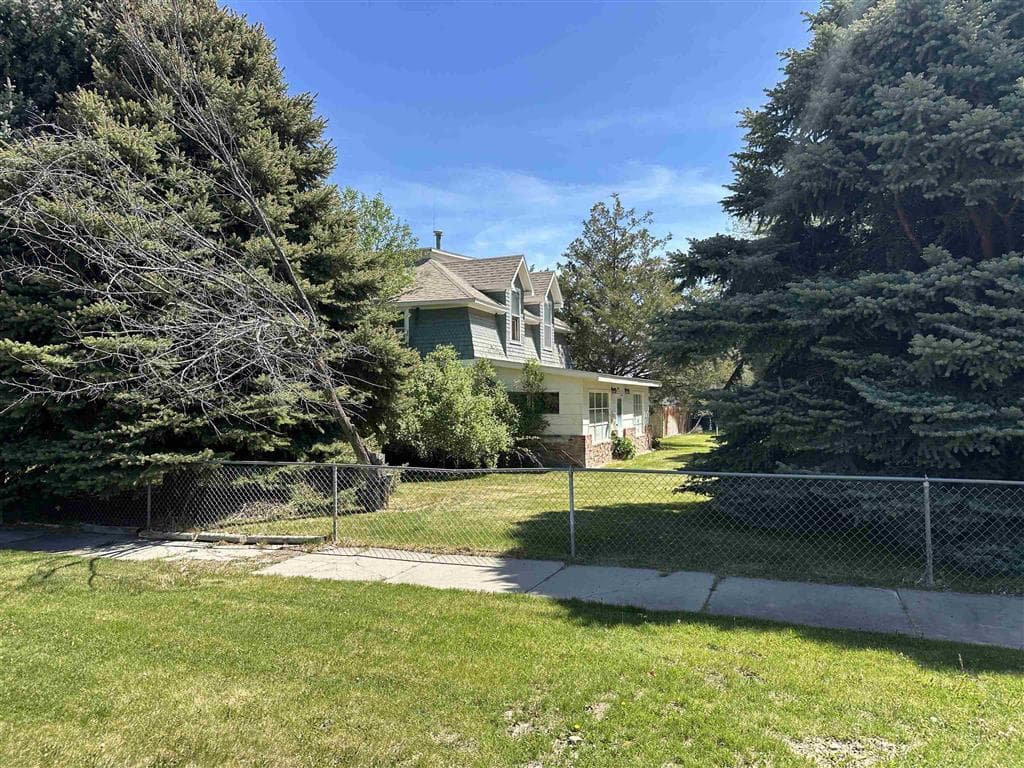 518 W F St — photo 4 of 19