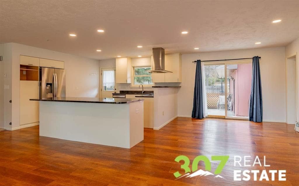 1220 Meadow Ln Ave — photo 4 of 25