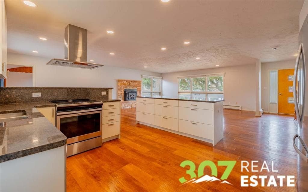 1220 Meadow Ln Ave — photo 6 of 25