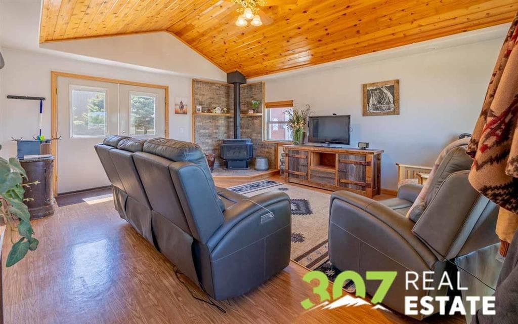 868 E North St — photo 2 of 25