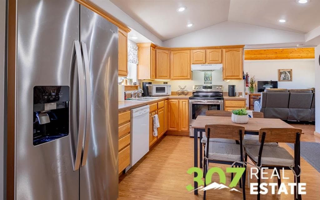 868 E North St — photo 11 of 25