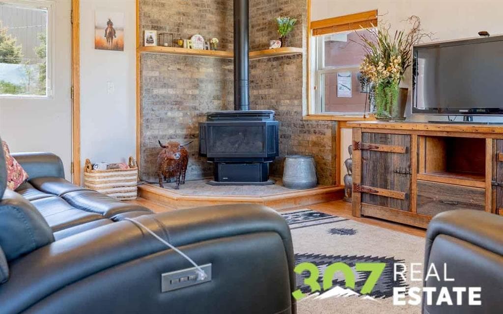 868 E North St — photo 3 of 25