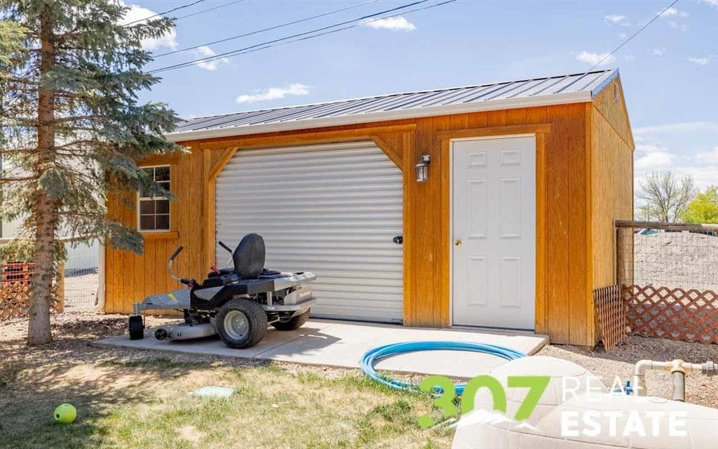 868 E North St — photo 21 of 25