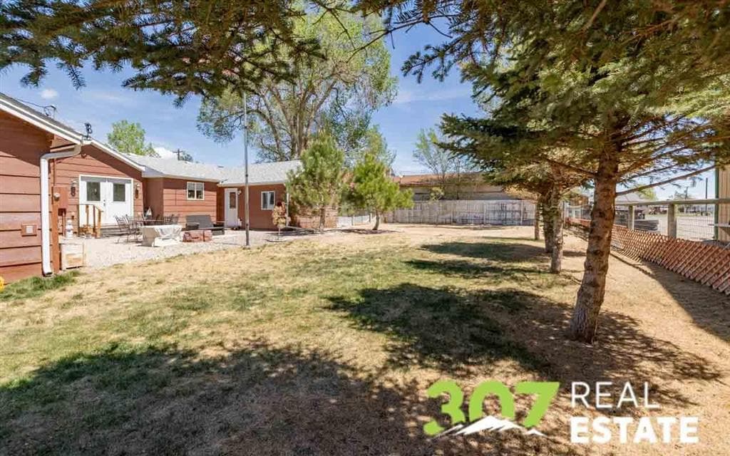 868 E North St — photo 22 of 25