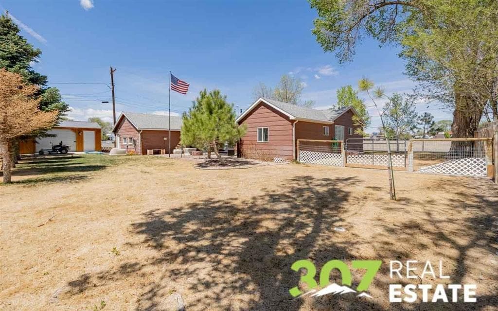 868 E North St — photo 24 of 25