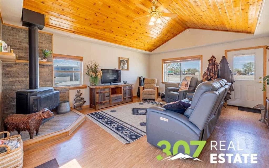 868 E North St — photo 5 of 25