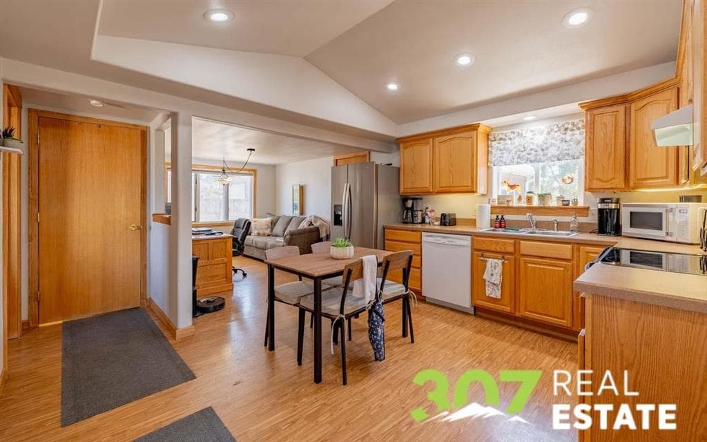 868 E North St — photo 6 of 25