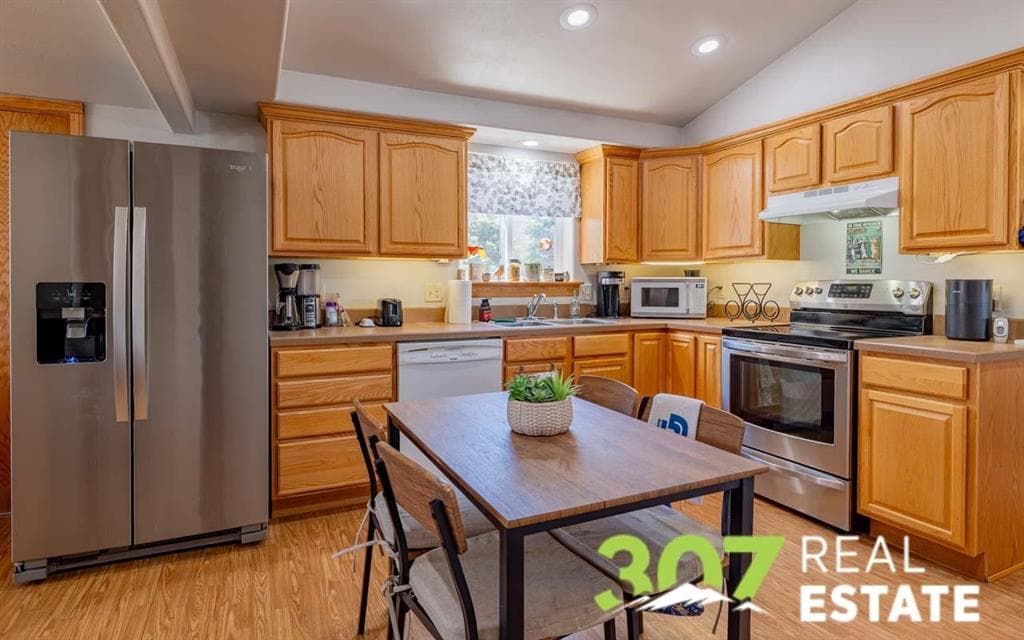 868 E North St — photo 7 of 25