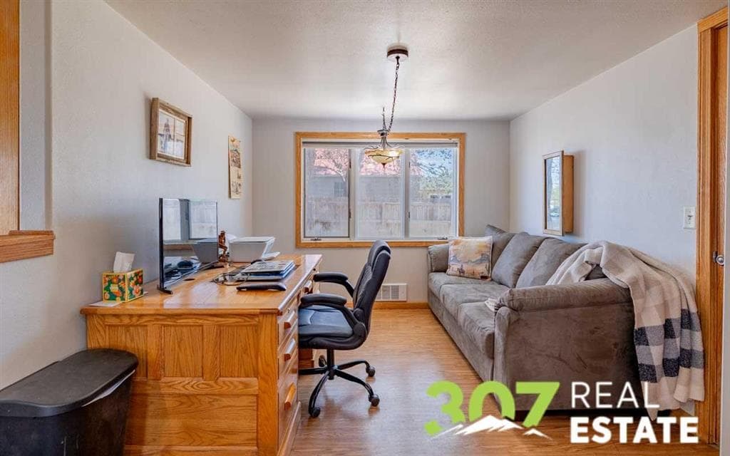 868 E North St — photo 10 of 25