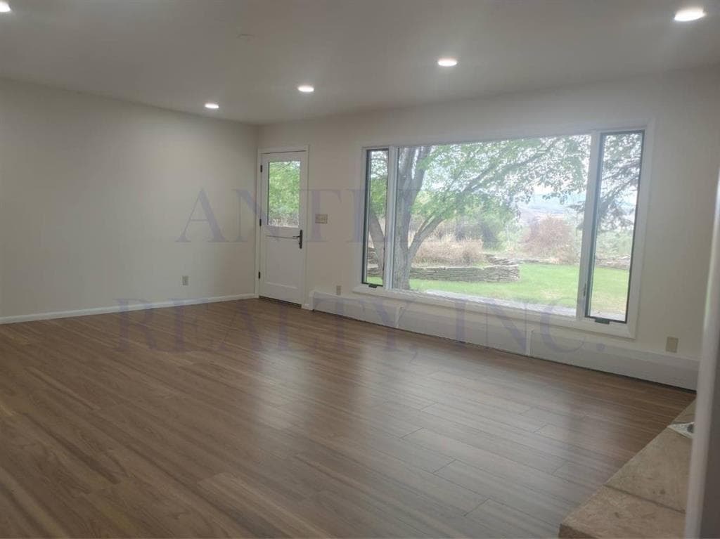 2537 Newton Ave — photo 4 of 17