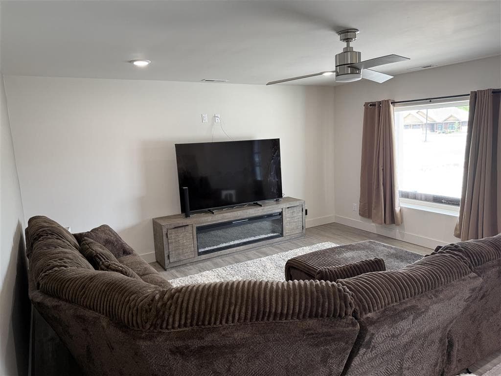 742 N Clark St — photo 2 of 17