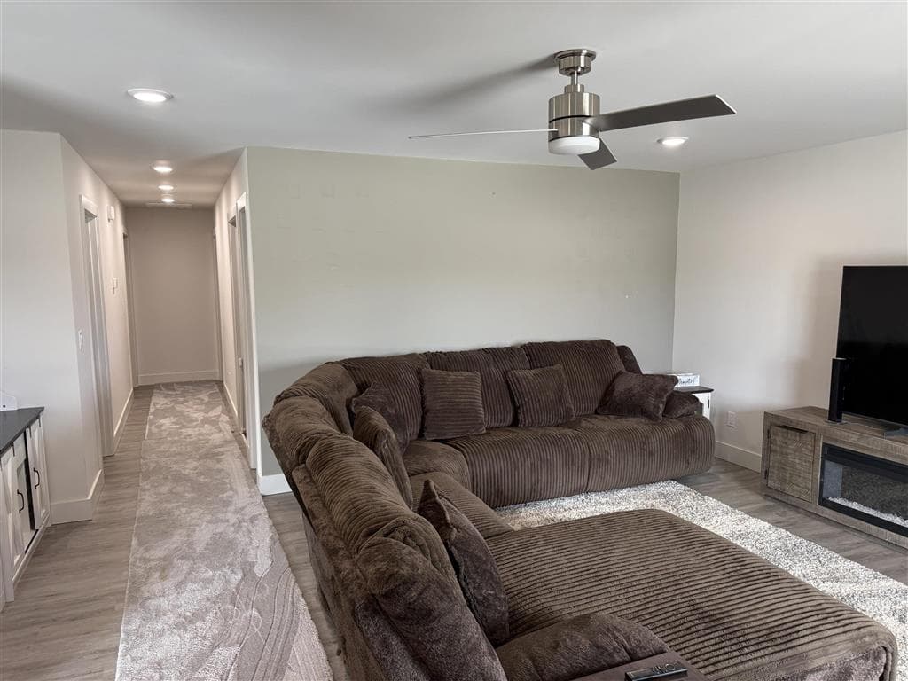 742 N Clark St — photo 6 of 17