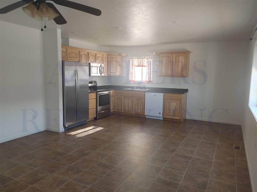 1190 E Adams St — photo 2 of 9