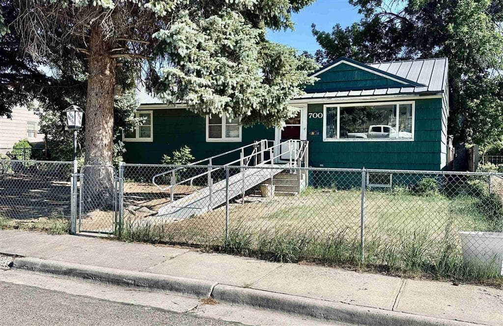 700 Holly Ave photo 1