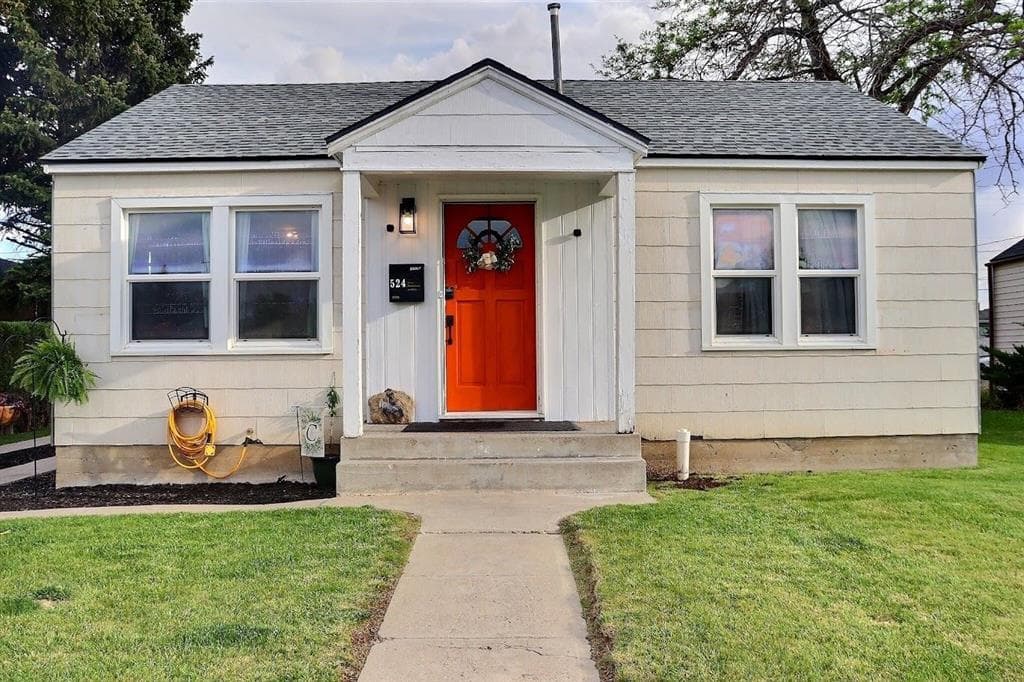 524 Avenue F photo 1