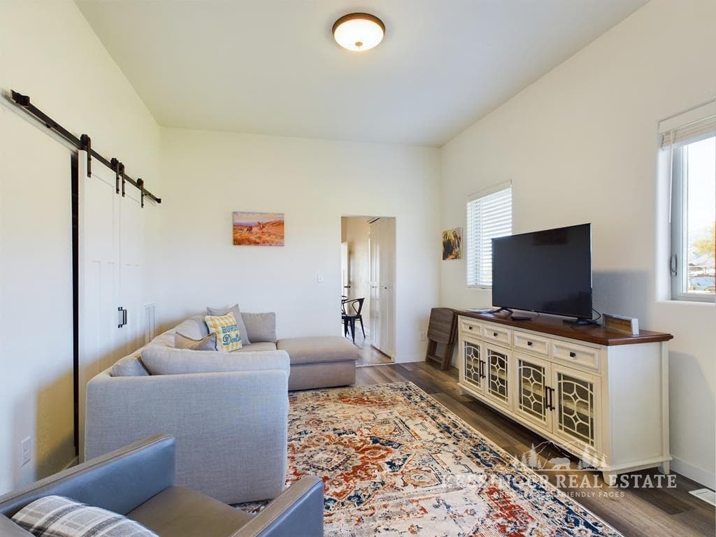 653 Southfork Rd — photo 11 of 25