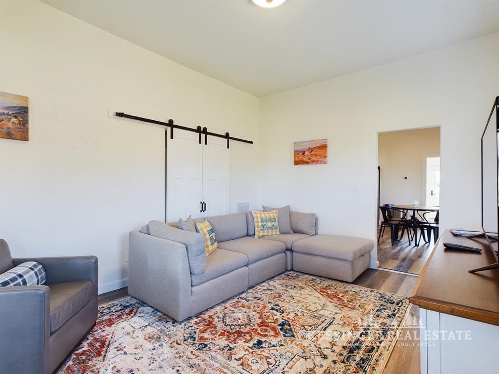 653 Southfork Rd — photo 10 of 25