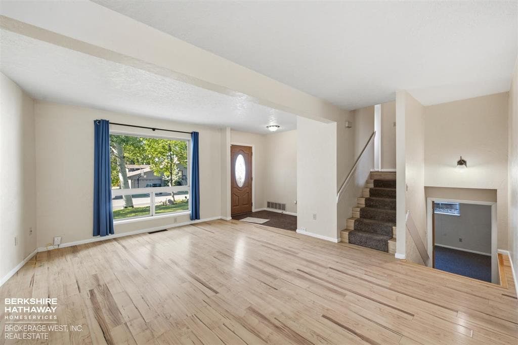 1202 Birch Ln — photo 3 of 25