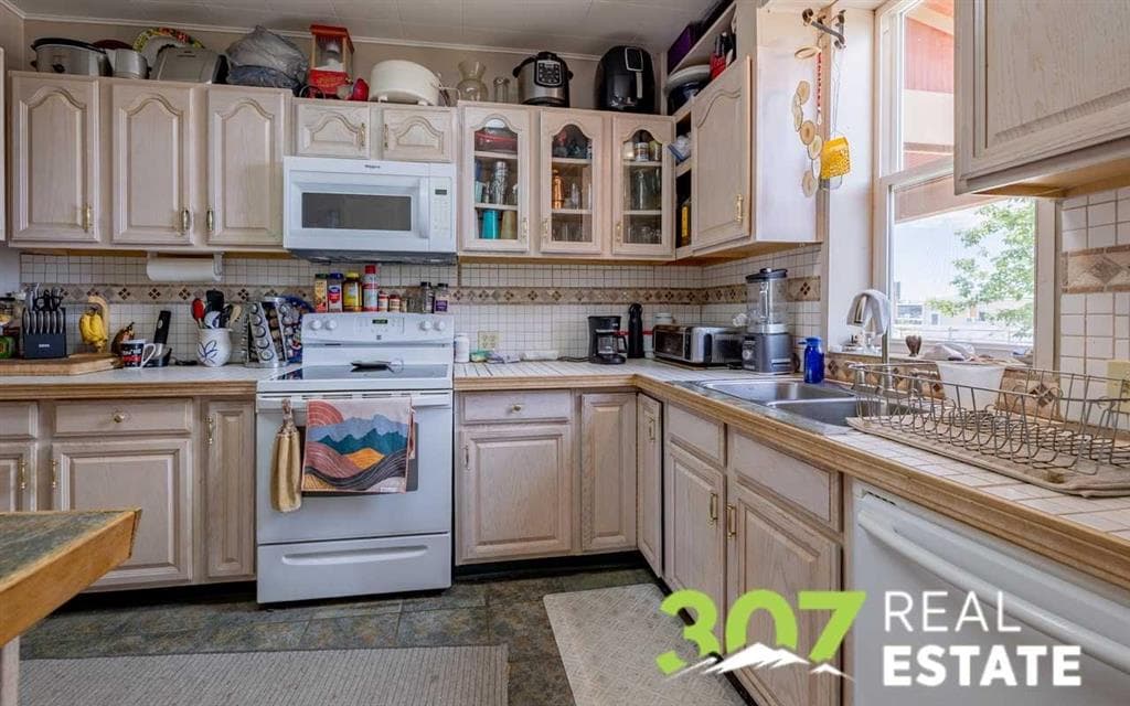 2840 Big Horn Ave — photo 15 of 25