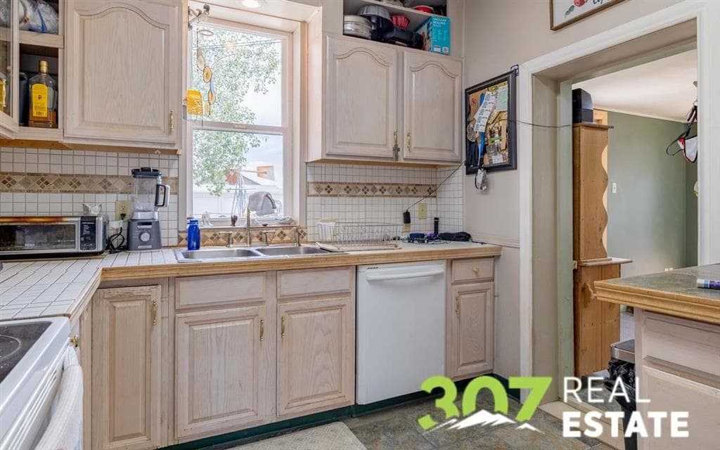 2840 Big Horn Ave — photo 16 of 25