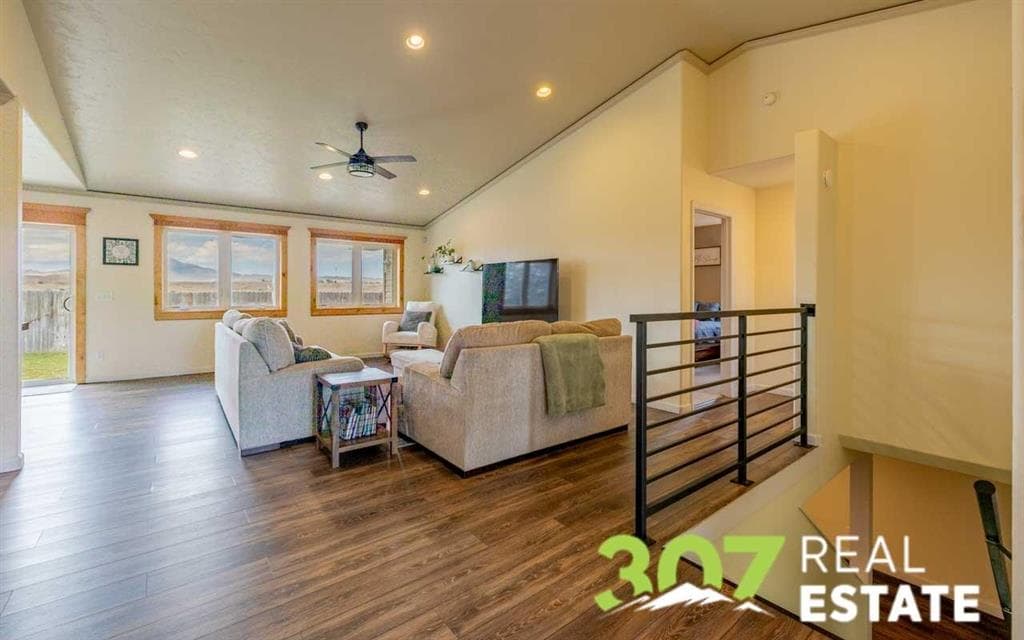 2929 E Avenue — photo 2 of 25