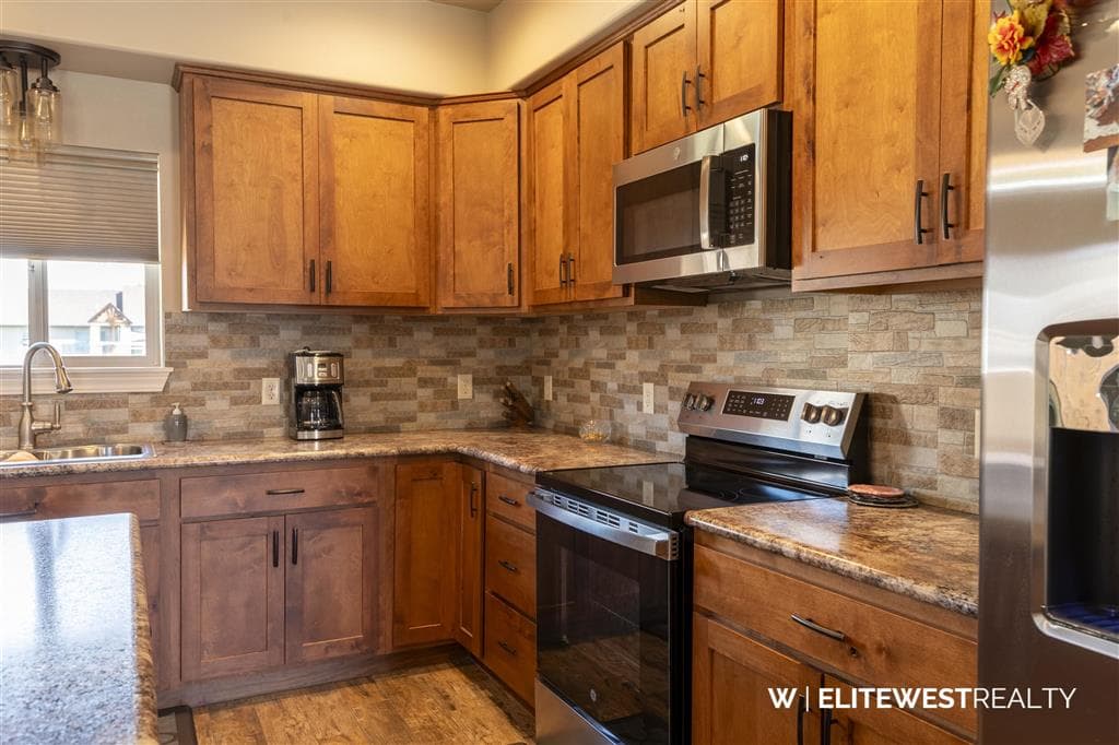 655 Avenue C — photo 4 of 25