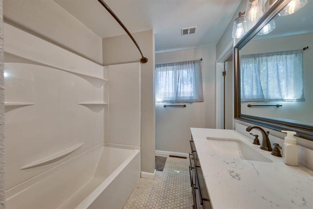 972 E Jefferson St — photo 9 of 25