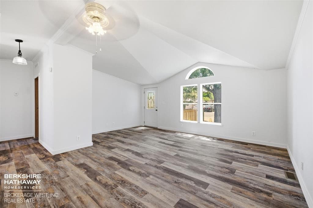 2707 E Avenue — photo 12 of 25