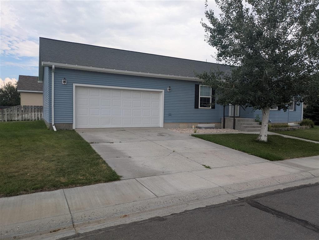 691 Oakwood Dr — photo 2 of 25