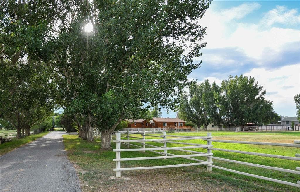 1040 Road 1 photo 1