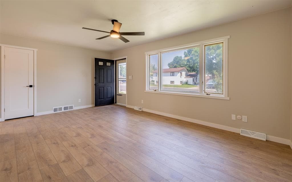 912 E Madison St — photo 3 of 25